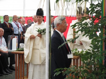 井手奉賛会会長　拝礼